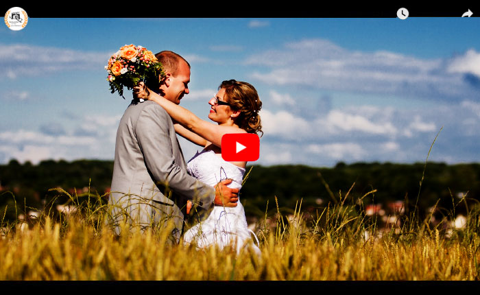 Vidéaste mariage dans la Manche – séance couple de mariés à la baie du Mont‑Saint‑Michel, naturelle, élégante et romantique en décor champêtre