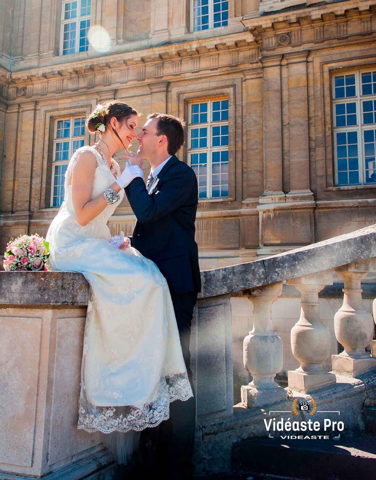 Vidéaste de mariage réalisant un reportage vidéo professionnel